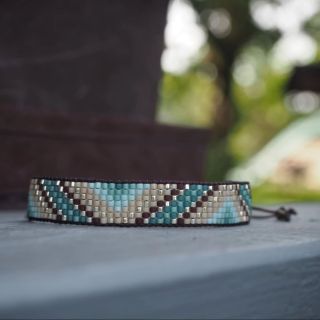 V nové kolekci Wild Harmony samozřejmě nesmí chybět tkané náramky 🫶 ✨️ Zatím na e-shopu najdete tento s úplně novým...