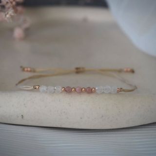 Někdo si již možná všiml ve stories nebo přímo na e-shopu, někomu možná unikly nové šňůrkové náramky z minerálů 💎 ✨️ Mezi...