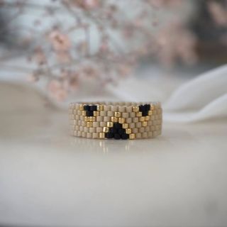 Šitý prstýnek Sand Whisper 💍 ✨ Elegantní novinka, kterou právě najdete na e-shopu. Pokud máte rády šperky v neutrálních...