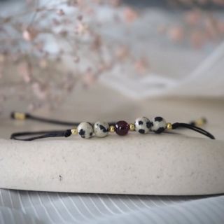 Šňůrkový náramek s jaspis dalmatinem a granátem 💎 🌒 Náramek, který doplní další kousky z kolekce Desert Night. 💫 Na výběr...