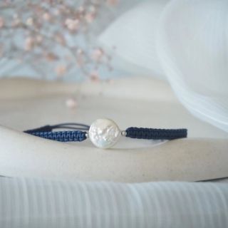 Drhané náramky s říční perlou 💃 ✨️ Na e-shopu přibylo několik novinek, mezi nimi i tyto náramky vyrobené technikou macramé...