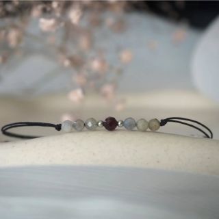 Šňůrkový náramek s granátem a labradoritem 💎 💫 Minimalistický kousek, který jistě potěší nejednu z Vás. 📿 Korálky...